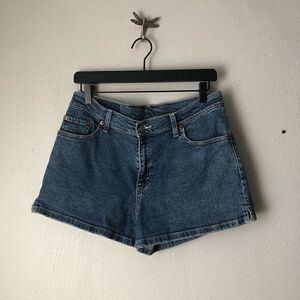 Vintage Levi’s medium wash blue denim shorts junior size 13/30